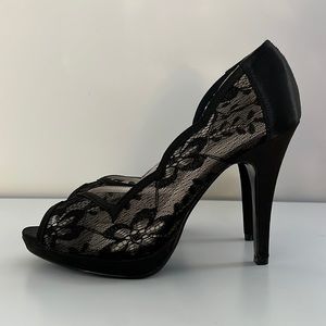 Lulu Townsend Black Lace Pumps
